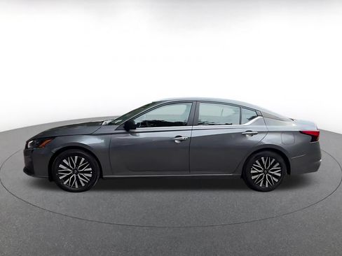 Used 2025 Nissan Altima 2.5 SV FWD image 9