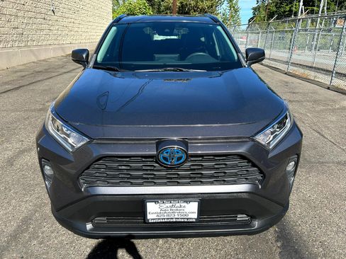 Used 2020 Toyota RAV4 XLE image 2