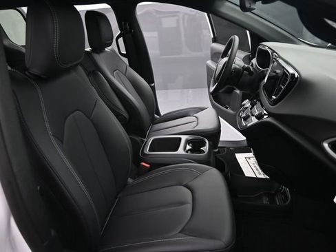Used 2025 Chrysler Voyager LX FWD image 23