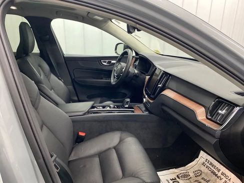 Used 2024 Volvo XC60 B5 Plus image 9
