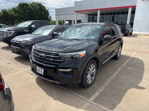 Used 2020 Ford Explorer XLT w/ Equipment Group 202A AWD/4WD image 3