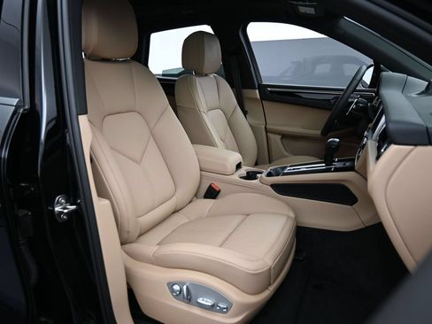 Certified 2025 Porsche Macan AWD/4WD image 31