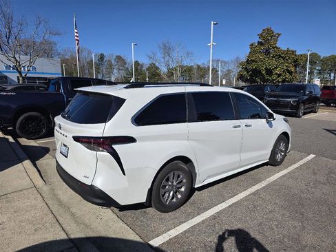 Used 2025 Toyota Sienna XLE w/ XLE Plus Package image 16