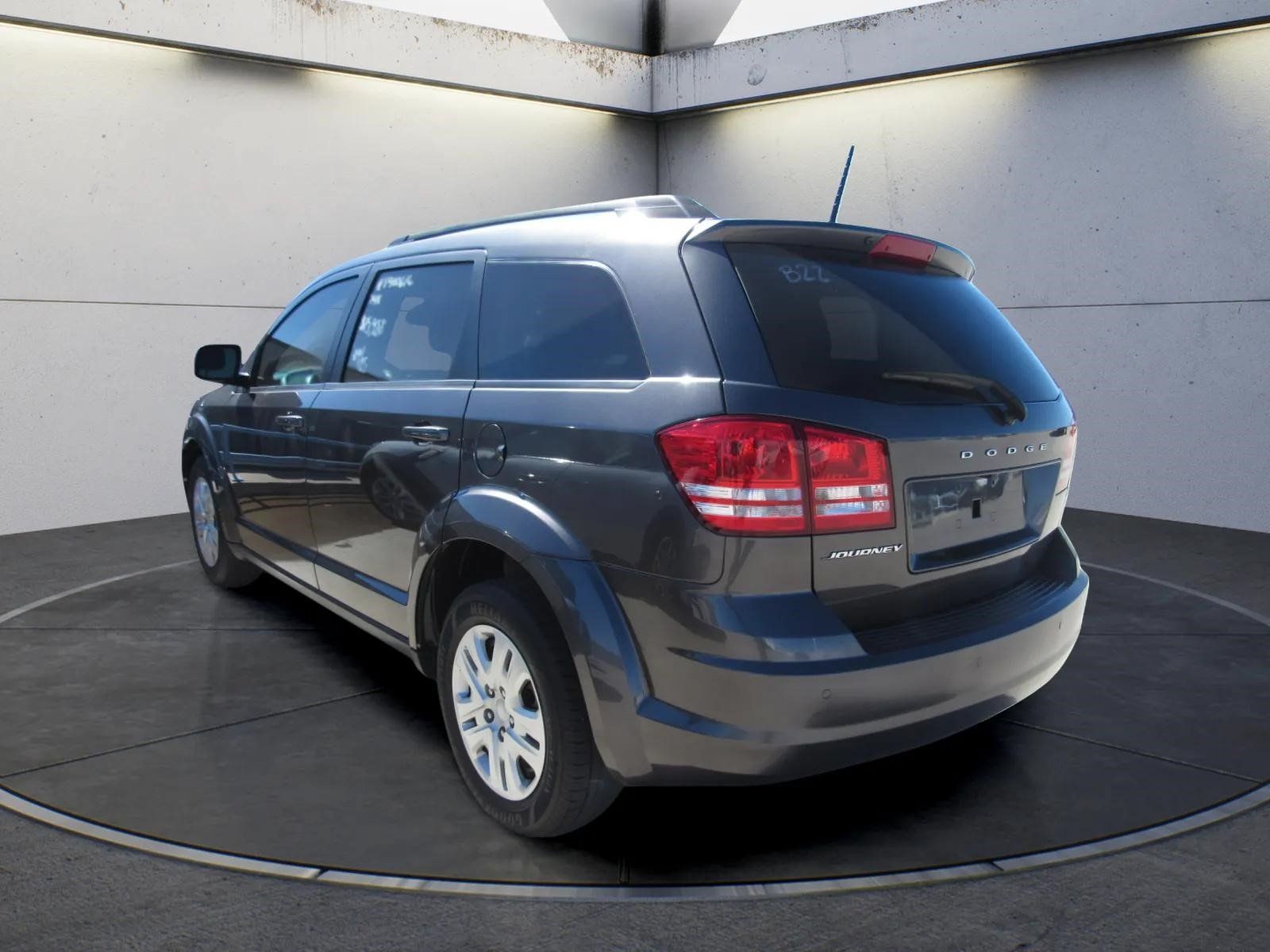 Used 2020 Dodge Journey SE FWD image 4