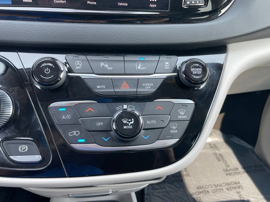 Used 2023 Chrysler Pacifica Touring-L FWD image 13