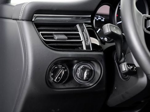 Used 2025 Porsche Macan image 11