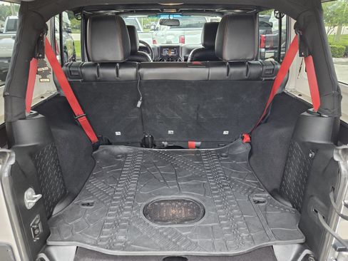 Used 2017 Jeep Wrangler Unlimited Rubicon AWD/4WD image 9