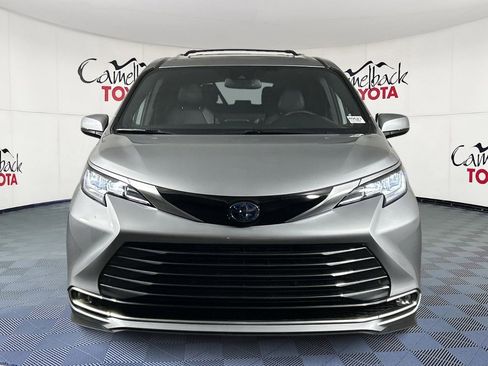 Used 2025 Toyota Sienna Limited image 2