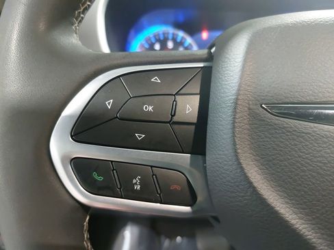 Used 2025 Chrysler Pacifica Select FWD image 16