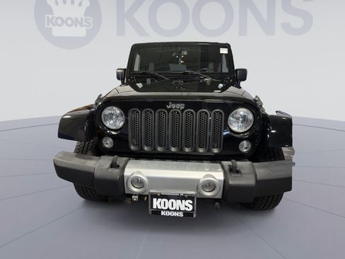 Used 2015 Jeep Wrangler Unlimited Sahara w/ Connectivity Group AWD/4WD image 12