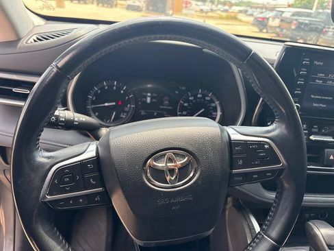 Used 2020 Toyota Highlander XLE FWD image 15