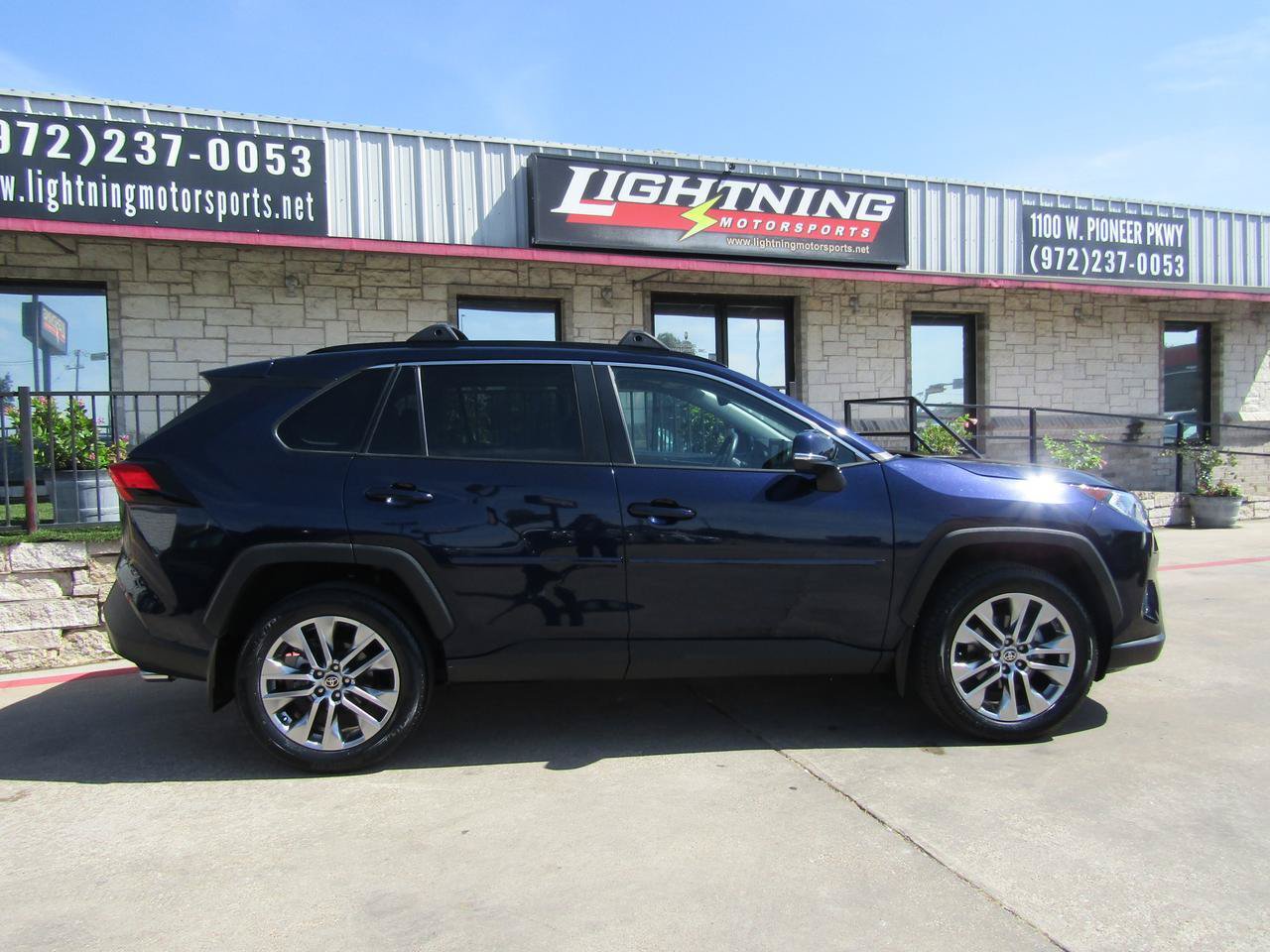 Used 2021 Toyota RAV4 XLE Premium FWD image 5