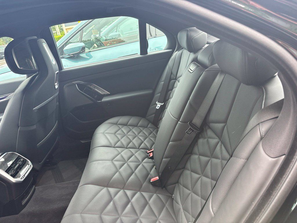 Used 2024 BMW 740i w/ Premium Package RWD image 5