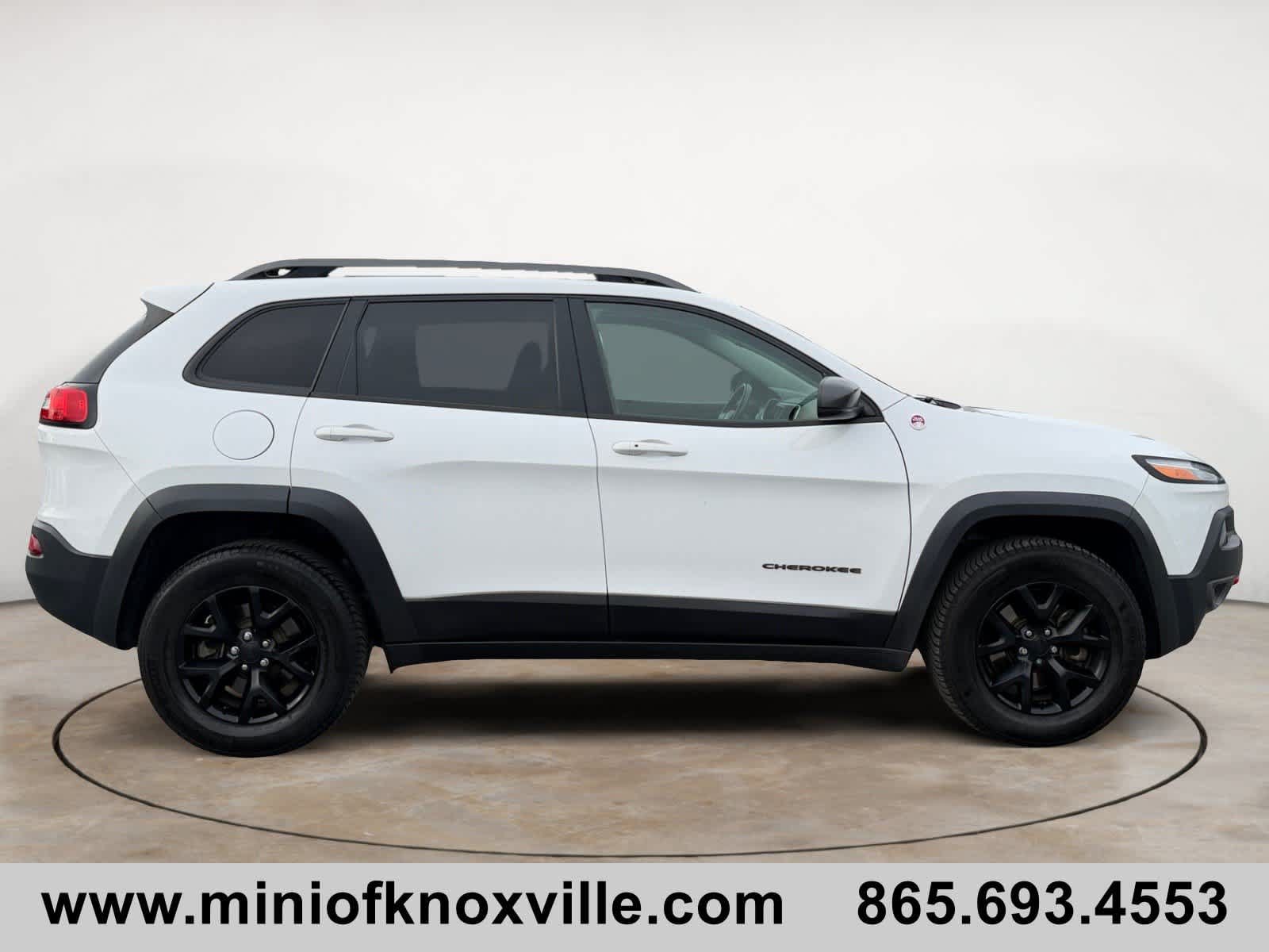 Used 2017 Jeep Cherokee Trailhawk AWD/4WD image 2