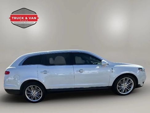 Used 2019 Lincoln MKT AWD image 6