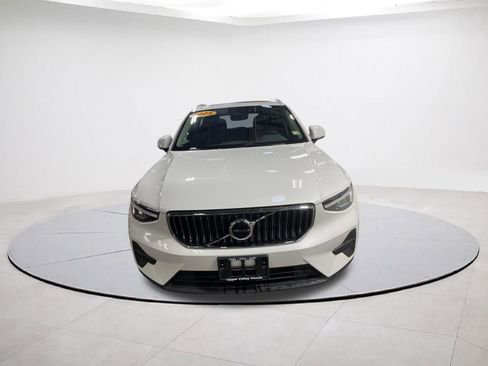 Used 2025 Volvo XC40 B5 Core image 3