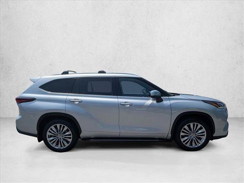 Used 2025 Toyota Highlander Platinum AWD/4WD image 4