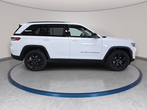 Used 2023 Jeep Grand Cherokee Altitude AWD/4WD image 5