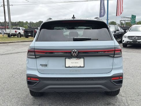 Used 2025 Volkswagen Taos SE FWD image 5