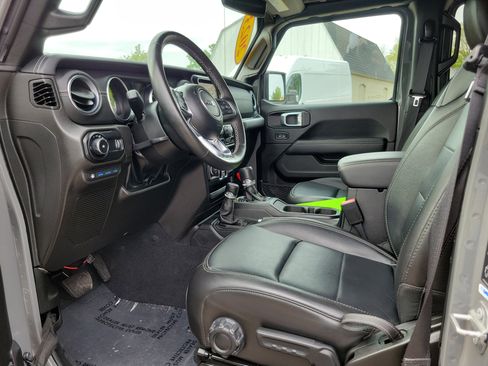 Used 2023 Jeep Wrangler Unlimited Sahara w/ Cold Weather Group AWD/4WD image 7