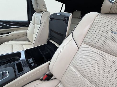 Used 2021 Cadillac Escalade Premium Luxury image 36