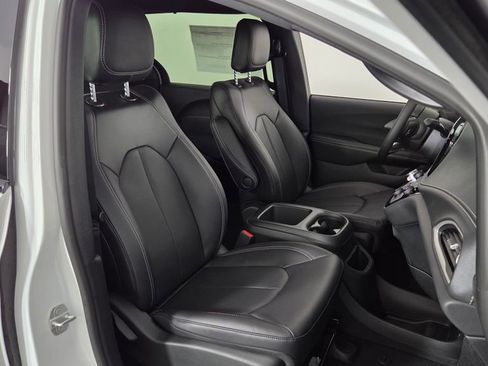 New 2026 Chrysler Pacifica Select image 37
