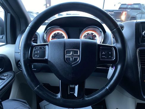 Used 2017 Dodge Grand Caravan SXT image 2
