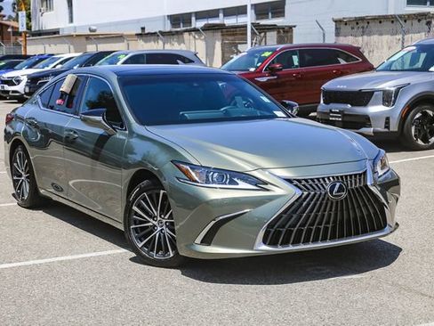 Used 2025 Lexus ES 350 w/ Premium Package FWD image 2