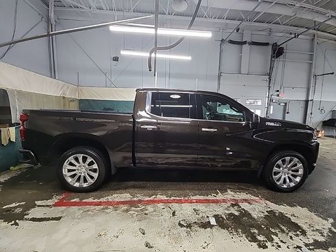 Used 2019 Chevrolet Silverado 1500 High Country w/ Technology Package AWD/4WD image 9