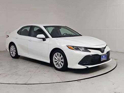 Used 2018 Toyota Camry LE FWD image 8