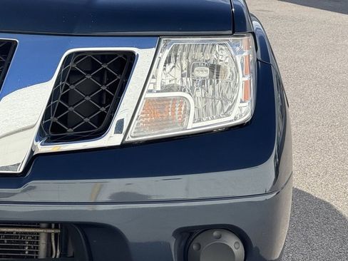 Used 2019 Nissan Frontier SV image 3