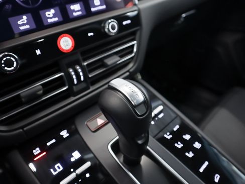 Certified 2026 Porsche Macan AWD/4WD image 19