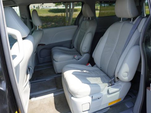 Used 2012 Toyota Sienna XLE AWD/4WD image 19