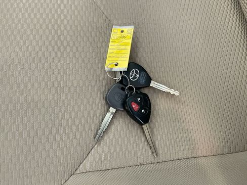 Used 2012 Toyota RAV4 4WD V6 w/ Upgrade Value Pkg image 25