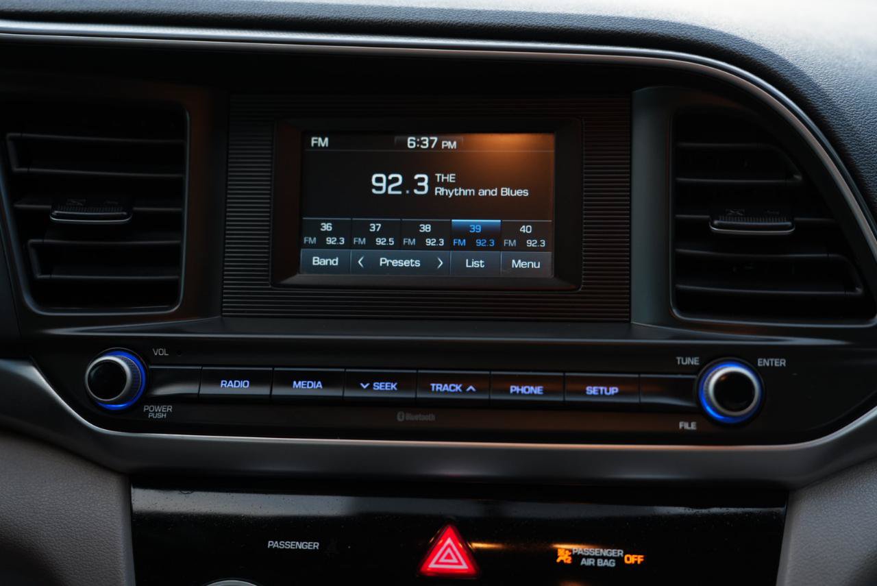 Used 2019 Hyundai Elantra SE FWD image 17