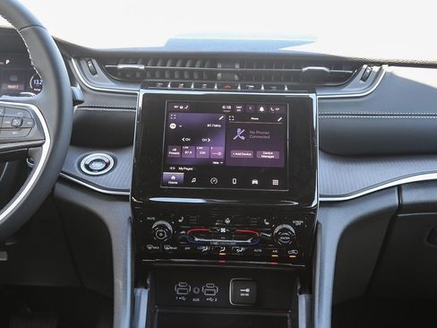 New 2025 Jeep Grand Cherokee Altitude image 14