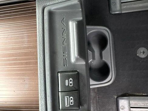 Used 2023 Toyota Sienna XLE AWD/4WD image 53