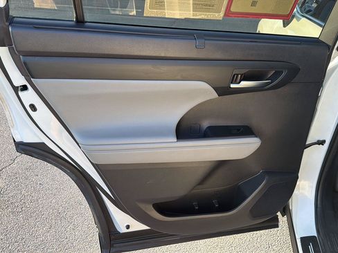Certified 2021 Toyota Highlander XLE FWD image 18