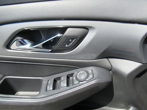 Used 2022 Chevrolet Traverse LT FWD image 21