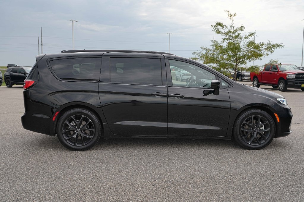 Used 2025 Chrysler Pacifica Limited FWD image 6