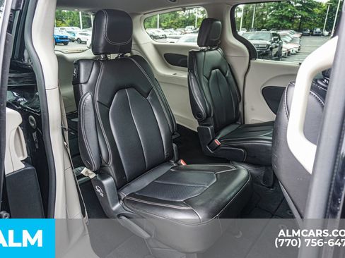 Used 2023 Chrysler Pacifica Touring-L FWD image 23