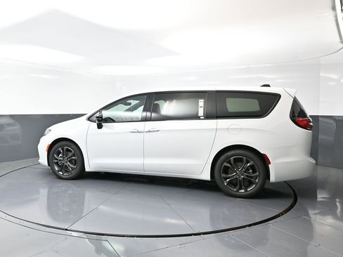 New 2026 Chrysler Pacifica Select image 6