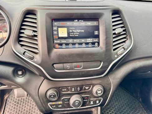 Used 2019 Jeep Cherokee Latitude Plus w/ Cold Weather Group AWD/4WD image 13