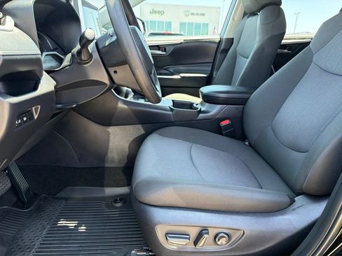 Used 2025 Toyota RAV4 XLE FWD image 20