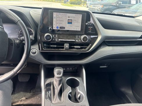 Used 2025 Toyota Highlander LE FWD image 10