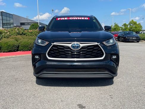 Used 2021 Toyota Highlander XLE FWD image 2