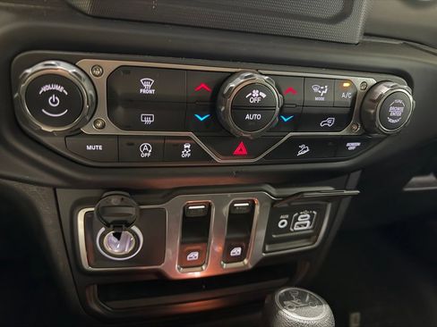 Used 2018 Jeep Wrangler Sport AWD/4WD image 5