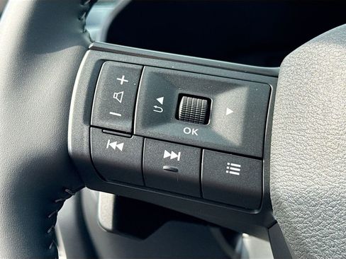 Used 2025 Nissan Rogue SV w/ SV Premium Package image 9