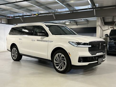 Used 2026 Lincoln Navigator L Reserve AWD/4WD image 1