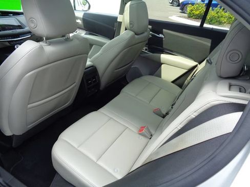 Used 2021 Cadillac XT4 Luxury w/ Cold Weather Package FWD image 19